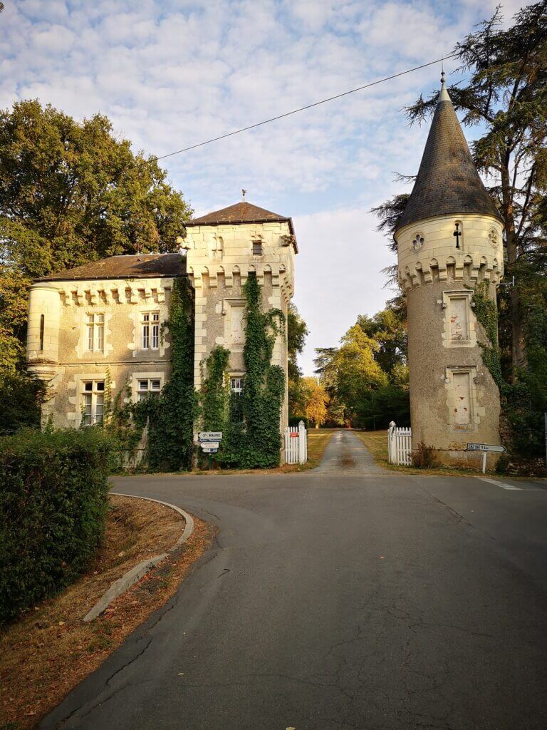 Entrée du château de Comacre